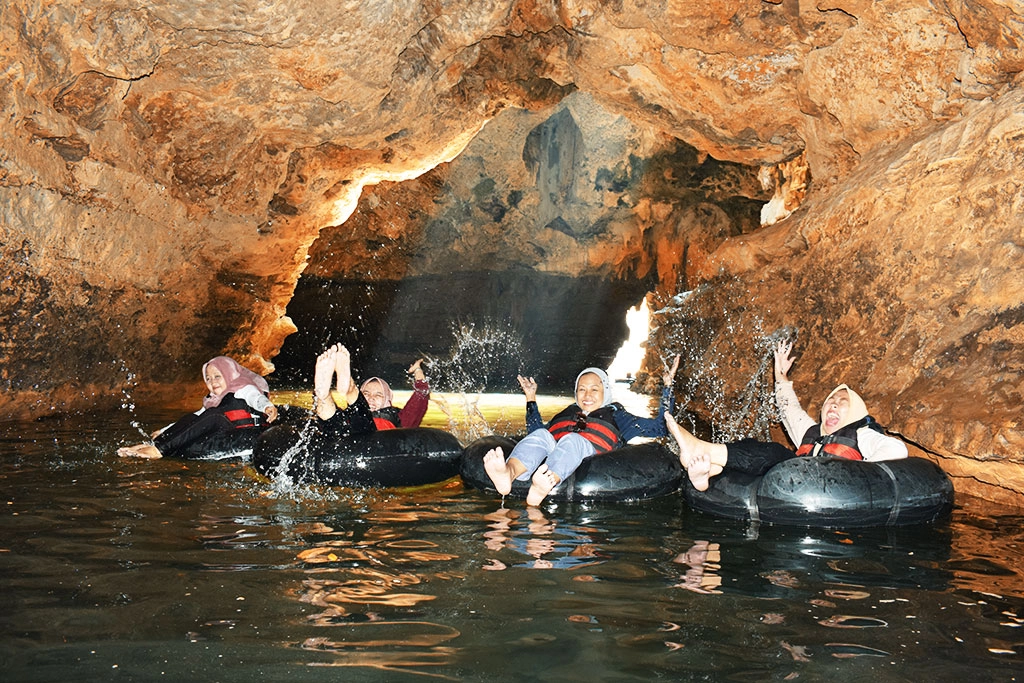 Tubing Pindul Cave.